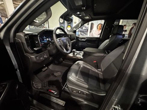 Used 2025 Chevrolet Silverado 1500 LT Trail Boss w/ Convenience Package II image 6