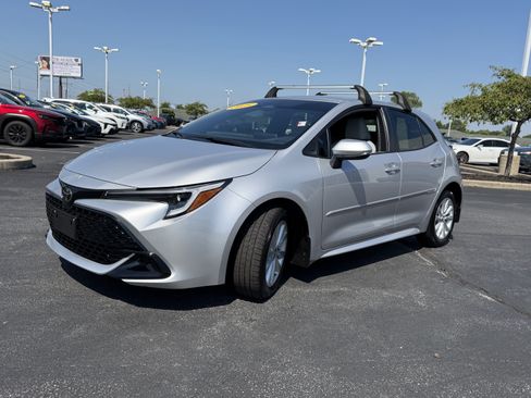 Used 2025 Toyota Corolla SE w/ SE Package FWD image 3
