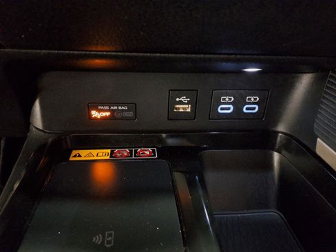 Used 2025 Toyota Camry SE w/ Convenience Package FWD image 15
