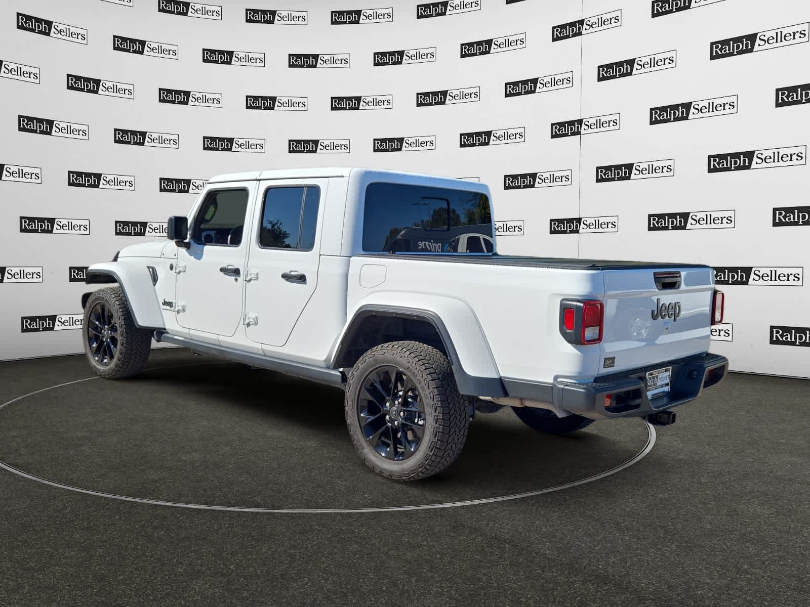 Used 2024 Jeep Gladiator Sport AWD/4WD image 4