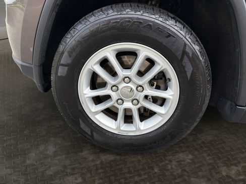 Used 2019 Jeep Grand Cherokee Laredo image 35