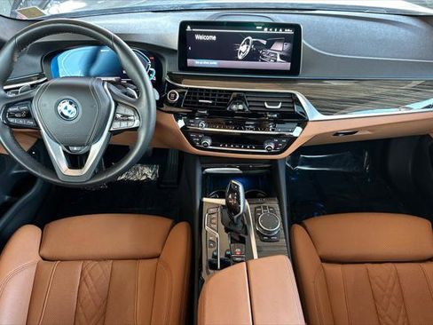 Used 2023 BMW 530e xDrive w/ Convenience Package image 12