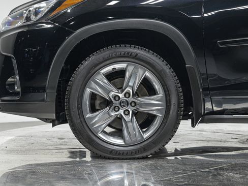 Used 2018 Toyota Highlander Limited image 3