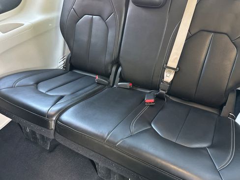 Used 2023 Chrysler Pacifica Touring-L image 16