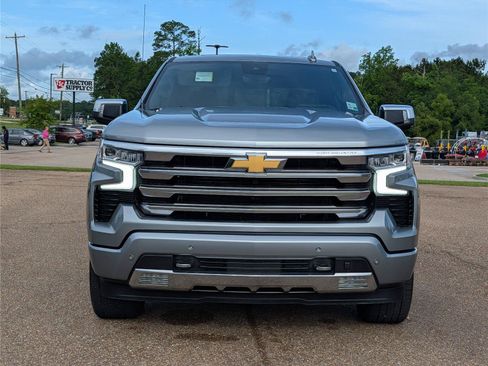 Used 2025 Chevrolet Silverado 1500 High Country AWD/4WD image 9