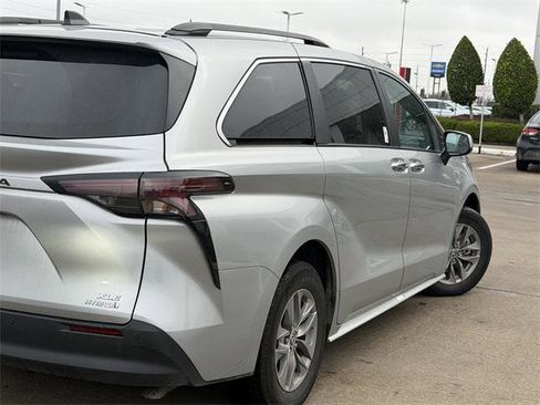 Certified 2024 Toyota Sienna XLE image 5