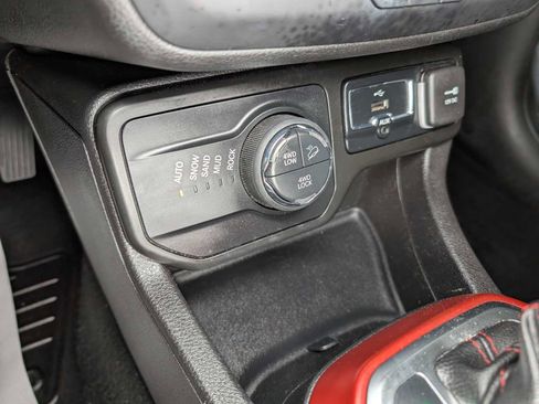 Used 2018 Jeep Renegade Trailhawk AWD/4WD image 30