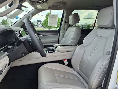 Used 2024 Jeep Wagoneer L Series II w/ Flexible Seating Group RWD image 18