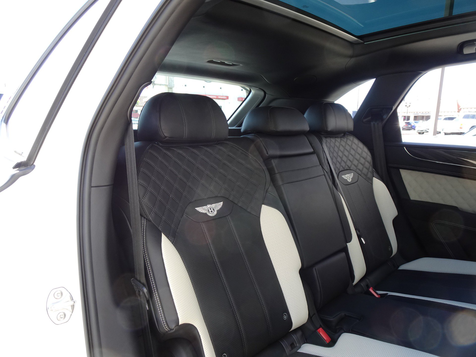Used 2022 Bentley Bentayga AWD/4WD image 19