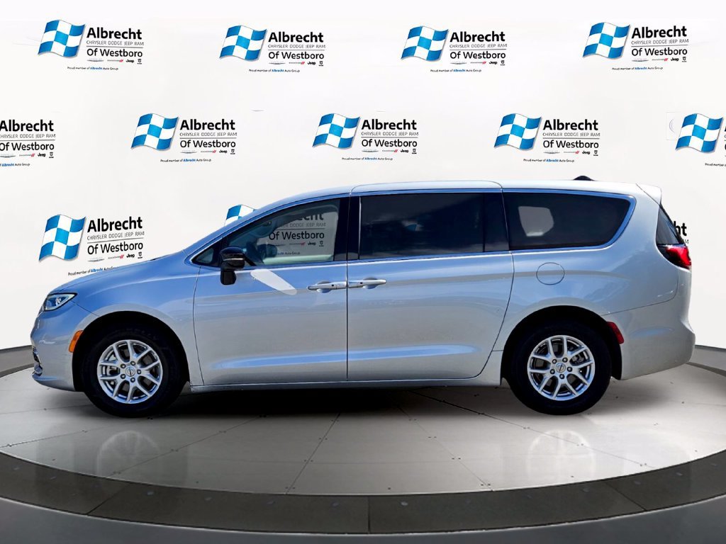 Used 2024 Chrysler Pacifica Touring-L FWD image 2