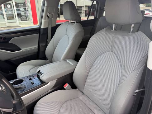 Used 2023 Toyota Highlander L FWD image 9