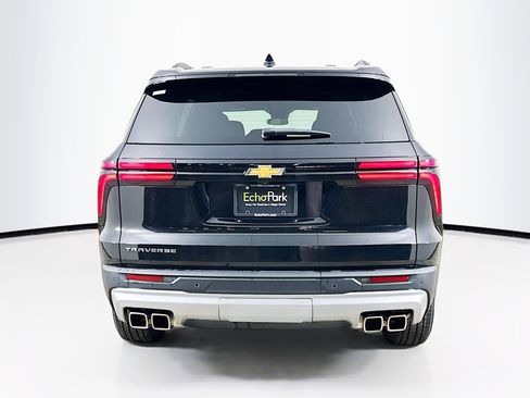 Used 2025 Chevrolet Traverse LT image 7