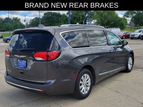 Used 2019 Chrysler Pacifica Touring-L FWD image 4