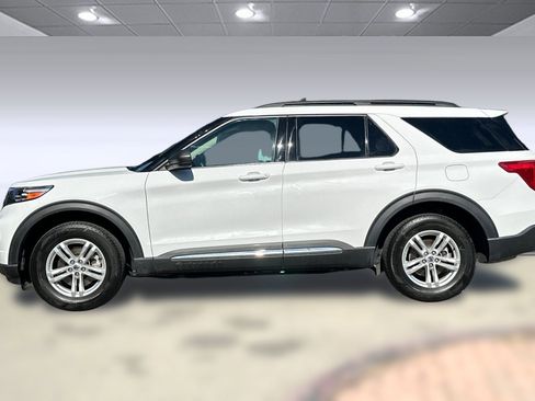 Used 2022 Ford Explorer XLT image 2