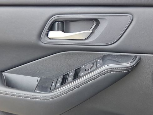 Used 2025 Nissan Rogue SV image 25