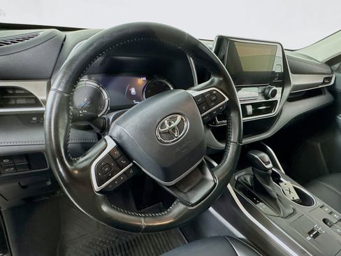 Used 2023 Toyota Highlander XLE AWD/4WD image 9