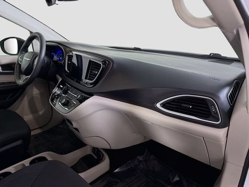 Used 2018 Chrysler Pacifica Touring w/ Tire & Wheel Group FWD image 30