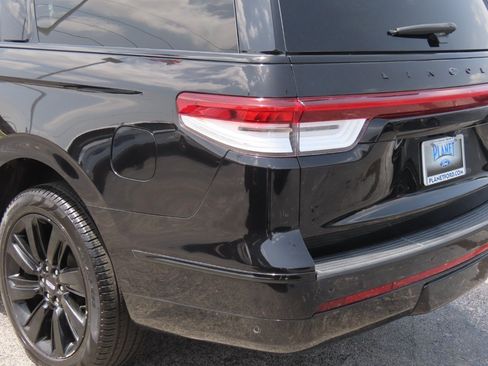 Used 2022 Lincoln Navigator L Reserve RWD image 16