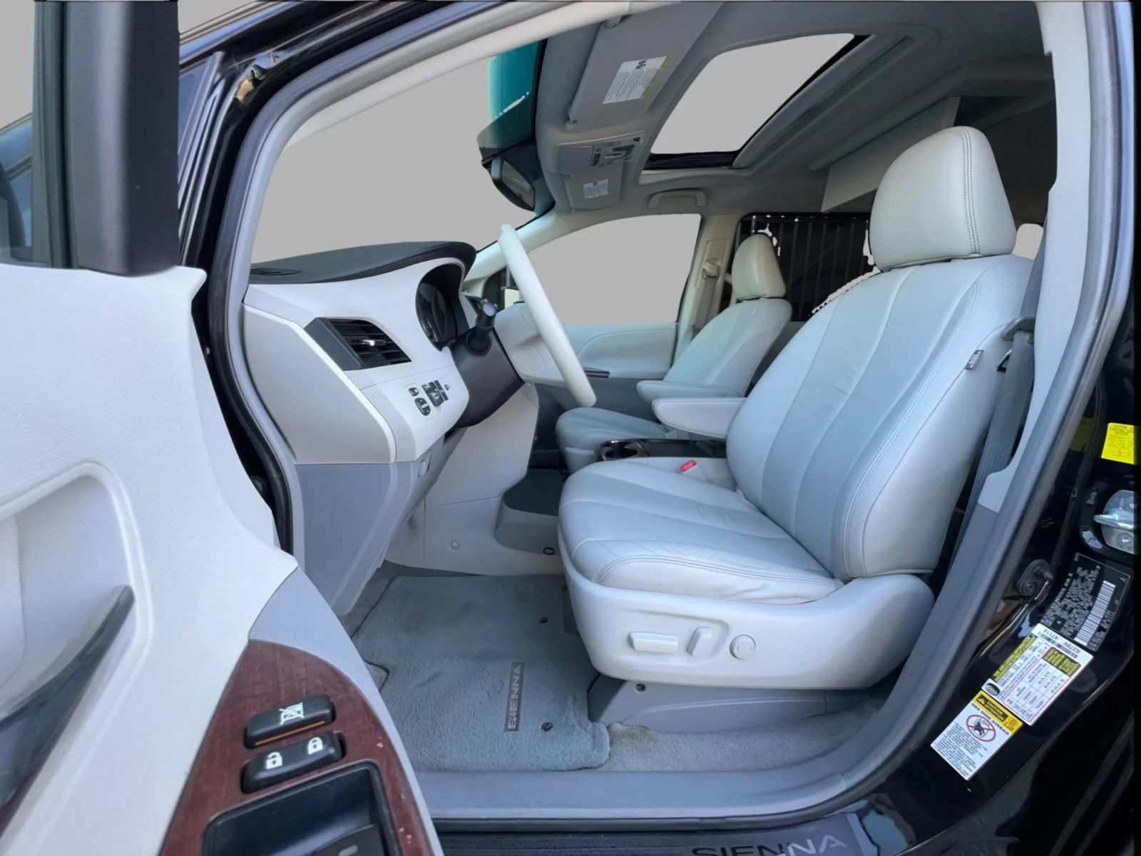 Used 2011 Toyota Sienna XLE w/ Premium Pkg FWD image 14