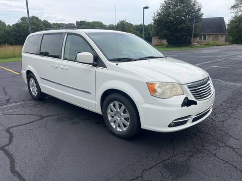 Used 2013 Chrysler Town & Country Touring FWD image 5