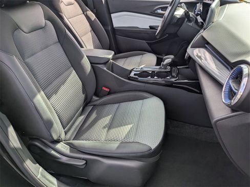 Used 2025 Chevrolet Trax LT w/ LT Convenience Package image 28