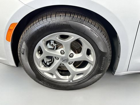 Used 2024 Chrysler Pacifica Limited image 36