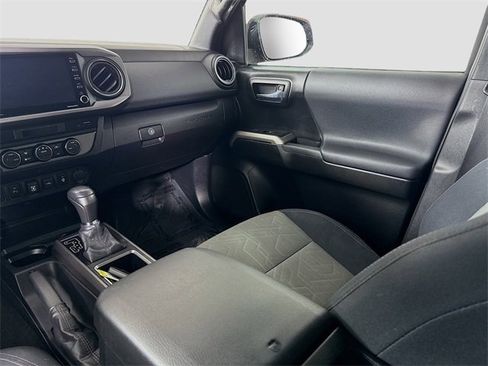 Certified 2022 Toyota Tacoma TRD Off-Road image 21