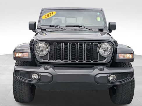 Used 2025 Jeep Gladiator Sport AWD/4WD image 9