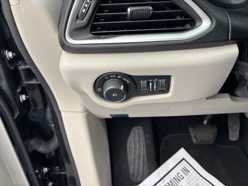 Used 2023 Chrysler Pacifica Touring-L image 19