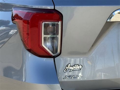 Used 2022 Ford Explorer XLT w/ Equipment Group 202A image 6
