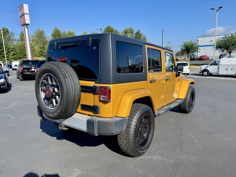 Used 2014 Jeep Wrangler Unlimited Sahara w/ Connectivity Group AWD/4WD image 5