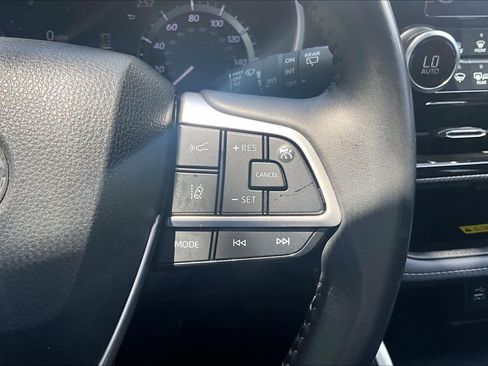 Used 2023 Toyota Highlander XSE FWD image 25