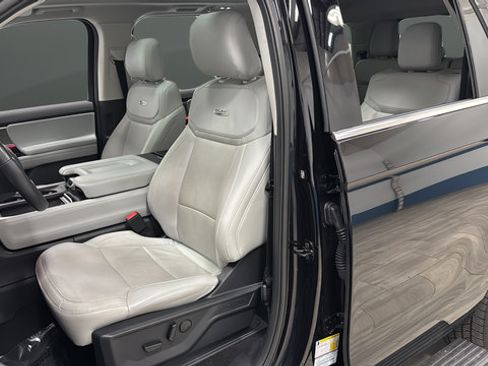 Used 2025 Ford Expedition Platinum AWD/4WD image 9