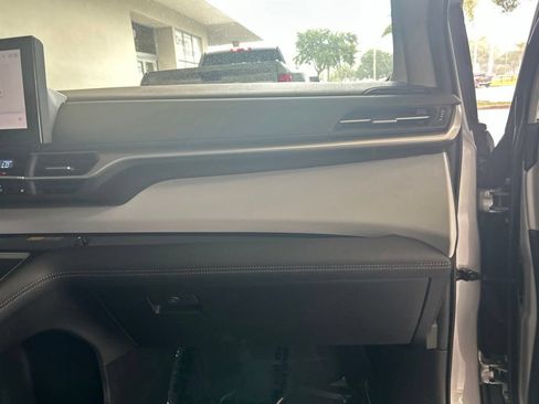 Used 2025 Toyota Sienna XLE FWD image 25