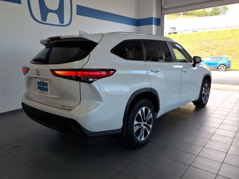 Used 2023 Toyota Highlander XLE AWD/4WD image 5