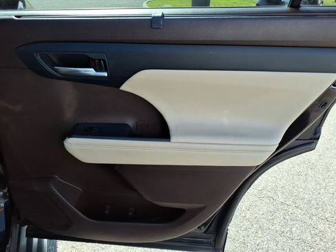 Used 2021 Toyota Highlander XLE AWD/4WD image 19