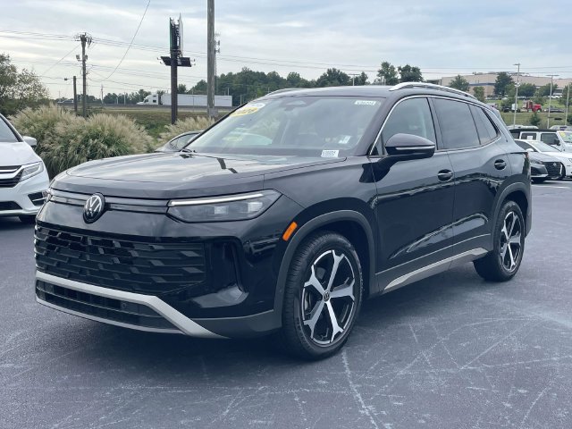 Certified 2026 Volkswagen Tiguan SE FWD image 3