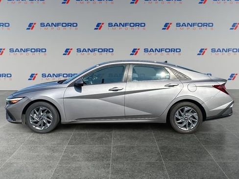 Used 2024 Hyundai Elantra SEL FWD image 2