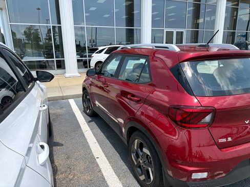 Used 2024 Hyundai Venue SEL FWD image 3