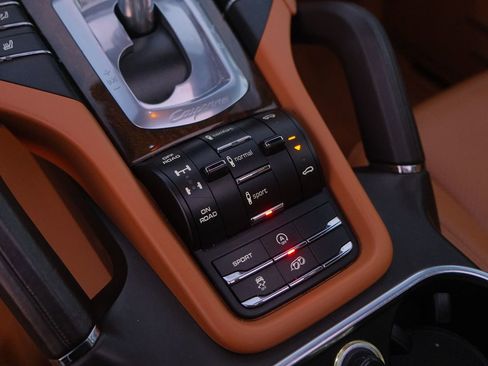 Used 2014 Porsche Cayenne GTS image 24