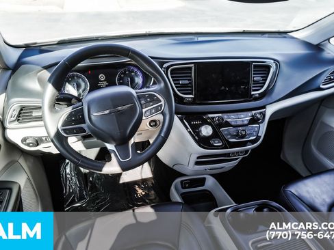 Used 2023 Chrysler Pacifica Touring-L image 28