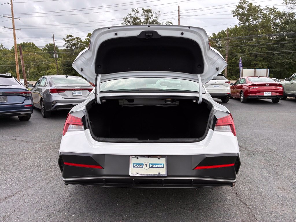 Certified 2025 Hyundai Elantra Limited FWD image 11