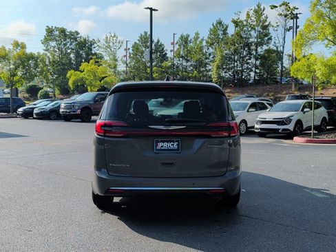 Used 2025 Chrysler Pacifica Select FWD image 6