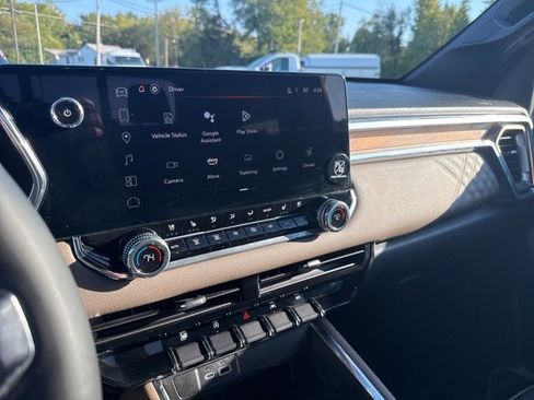 Certified 2024 GMC Canyon Denali image 39