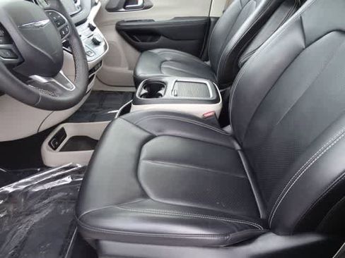 Used 2023 Chrysler Pacifica Touring-L FWD image 6