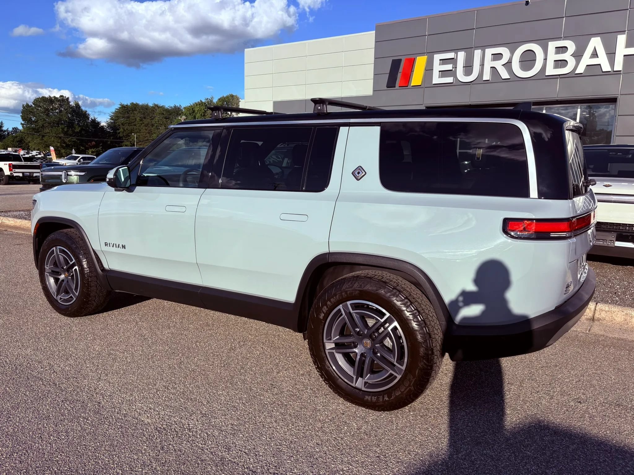 Used 2025 Rivian R1S Adventure Dual AWD/4WD image 30