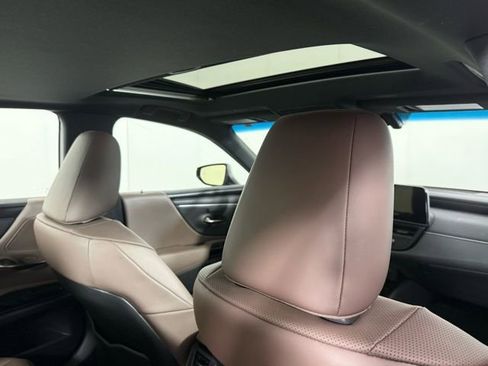 Used 2025 Lexus ES 300h w/ Premium Package image 29
