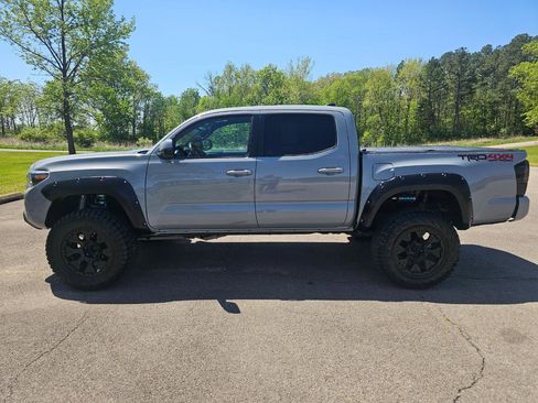 Used 2019 Toyota Tacoma TRD Off-Road AWD/4WD image 10