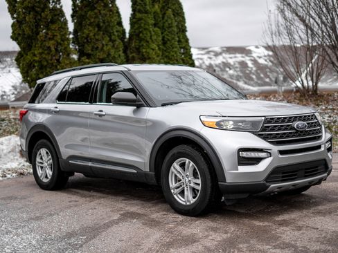 Used 2023 Ford Explorer XLT w/ Equipment Group 202A image 3