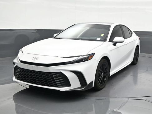 Used 2026 Toyota Camry SE FWD image 9